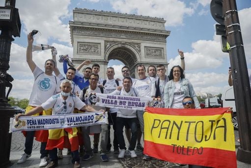 Las aficiones de Real Madrid y Liverpool ya calientan en las calles de París