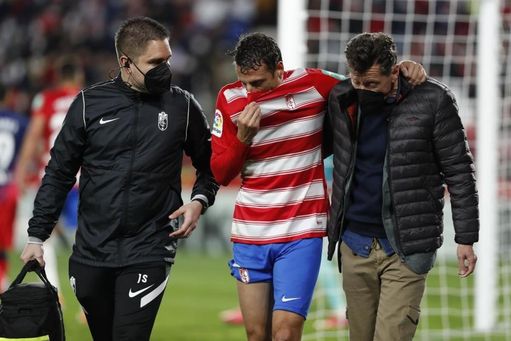 Arias se marcha lesionado en el encuentro frente al Atlético de Madrid.