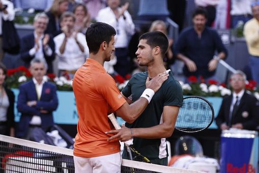 Novak Djokovic y Carlos Alcaraz durante la final del Mutua Madrid Open
