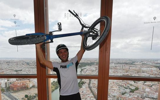 Pablo Adame bate el récord mundial al subir cuatro veces en bici el rascacielos Torre Sevilla sin tocar el suelo