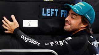 Fernando Alonso pone a prueba a Checo Pérez