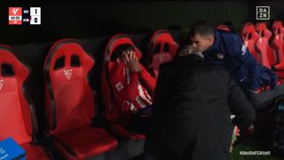 Preocupantes imágenes de Álvaro Morata, llorando tras pedir el cambio por lesión