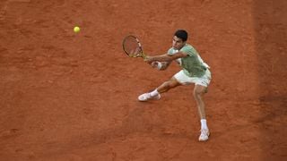Carlos Alcaraz arrolla a Tsitsipas y se medirá a Djokovic en semis de Roland Garros