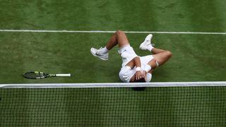 Carlos Alcaraz destrona a Djokovic en Wimbledon y entra en un selecto grupo