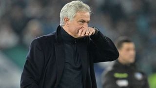 Un aficionado hace llorar a Mourinho en su despedida de la Roma