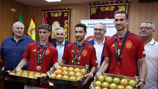 Jesús Navas, Fabián Ruiz y Gavi desatan la locura en Los Palacios y Villafranca