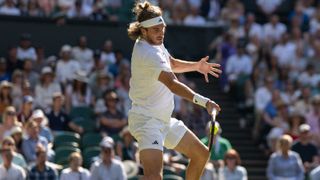 Tsitsipas 'venga' a Badosa para seguir en Wimbledon