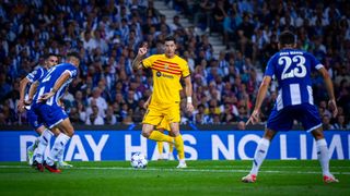 Problemas para Xavi: Lewandowski se marchó lesionado frente al Oporto