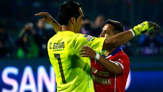 Chile mira al Betis: la ANFP defiende a Claudio Bravo y se preocupa por Alexis Sánchez 