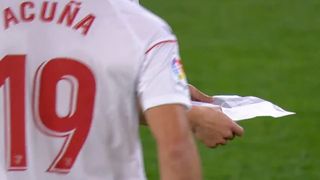 Sevilla-Osasuna: Lo que decía el 'papelito' de Sampaoli que Acuña tiró al césped