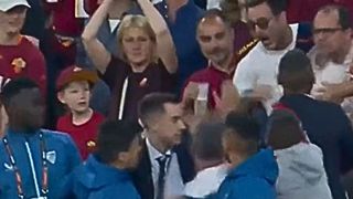 Un video desvela la agresión de la afición de la Roma a los jugadores del Sevilla