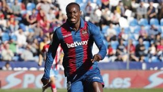 Muere Raphael Dwamena, ex jugador de Levante y Zaragoza a los 28 años tras desplomarse sobre el terreno de juego