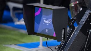 El VAR: quién lo inventó, desde cuándo se utiliza en el fútbol, sus reglas de aplicación y cómo funciona