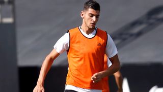 Rafa Mir presiona al Sevilla para que le deje salir al Valencia 