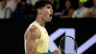Carlos Alcaraz asesta su primer golpe en el Open de Australia