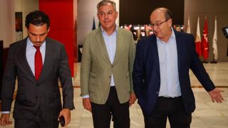 El alcalde de Sevilla visita el Sánchez-Pizjuán para conocer cuál es su futuro