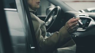 La DGT se frota las manos con la nueva ley sobre fumar en el coche