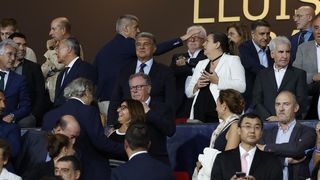 La asamblea del Barça deja una polémica imagen con un intento de veto a uno de los opositores de Laporta