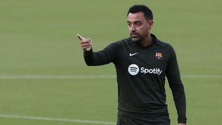 A Xavi se le enquista la operación salida