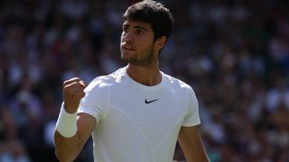 Carlos Alcaraz no brilla, pero da pasos firmes en Wimbledon