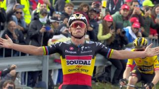 Evenepoel gana en Arinsal, sufre una caída aparatosa y ya es líder de La Vuelta