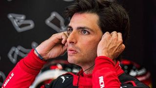 Buscan dejar a Ferrari sin Carlos Sainz