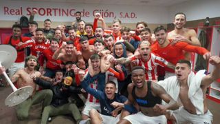 La celebración desmedida del Sporting tras vencer al Oviedo, con técnico incluido