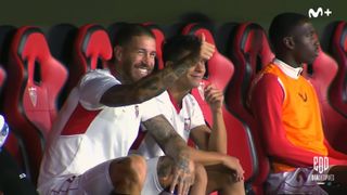 El 'show' de Sergio Ramos en el banquillo del Sevilla: "¡Al segundo palo, melón!"