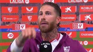 El enganchón de Sergio Ramos con un aficionado del Sevilla