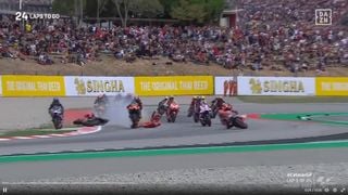 Brutal caída de Bagnaia que terminó atropellado y en ambulancia en el GP de Cataluña de MotoGP