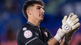 El Sevila asume riesgos con el futuro de Alberto Flores tras su buen debut