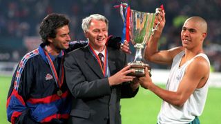Mourinho ofrece su ayuda al Barcelona 