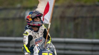 Sasaki rompe su maleficio en Moto3 a costa de Alonso y Ortolá