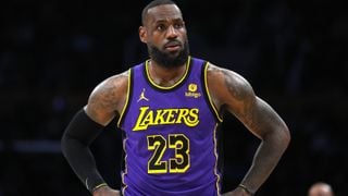 LeBron James pone su futuro en manos de los Lakers