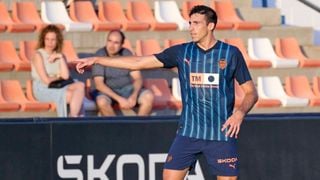 El Valladolid gana la puja a Huesca y Espanyol por César Tárrega, defensa del Valencia