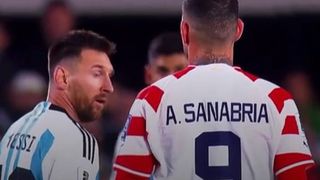 Graves amenazas al ex del Betis por el 'escupitajo' a Messi 