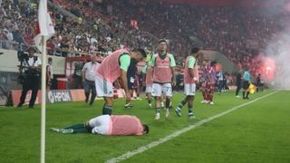 Suspendido el Olympiacos-Panathinaikos al impactar un petardo junto al ex bético Juankar