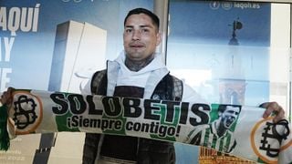 Chimy Ávila llega y ya posa como jugador del Betis
