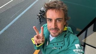 Aston Martín ratifica las dudas con Fernando Alonso
