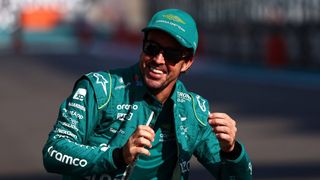 Fernando Alonso manda un mensaje a Aston Martín y un palo a Hamilton