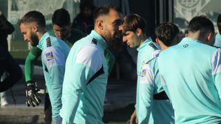 Borja Iglesias entrena al margen de los rumores en una sesión donde volvió Miranda