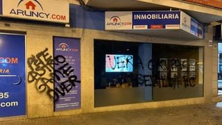 Clima irrespirable en el Sevilla: pintadas "de guerra" con insultos, dianas y amenazas a directivos