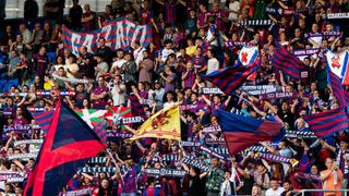 La afición del Eibar confía en el ascenso a Primera División