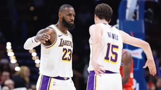 Boston arrasa y LeBron James levanta a los Lakers