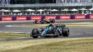 Libres 2 GP Gran Bretaña F1 2023: Verstappen vuela, Sainz mejora y a Alonso le entra el miedo
