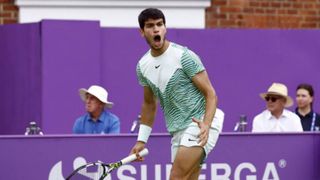 Carlos Alcaraz arranca en Queen's con muchas dudas para Wimbledon