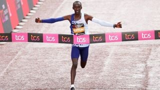 Drama en el deporte por la muerte de Kelvin Kiptum, plusmarquista mundial de maratón