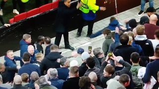 Las imágenes de la vergonzosa pelea entre jugadores del West Ham y aficionados del AZ