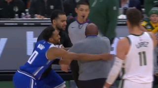 Un entrenador NBA pierde los nervios con el árbitro y tiene que ser sujetado por sus jugadores