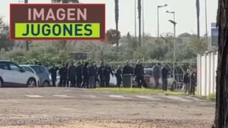 Los biris visitan el entrenamiento del Sevilla previo al derbi ante el Betis